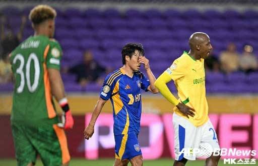 수비수 서명관이 기회를 놓친 뒤 아쉬워하고 있다. 사진(美 올랜도)=ⓒAFPBBNews = News1