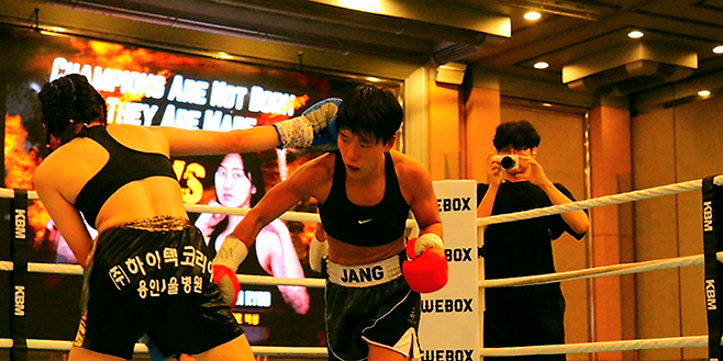 장혜수가 2025년 6월 서울특별시 스위스그랜드호텔 컨벤션홀 한국복싱커미션 여자 라이트플라이급 챔피언결정전에서 류시연 공격을 피하고 있다. 사진=KBM