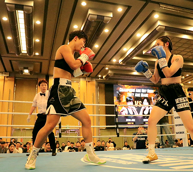 장혜수가 2025년 6월 서울특별시 스위스그랜드호텔 컨벤션홀 한국복싱커미션 여자 라이트플라이급 챔피언결정전에서 류시연을 상대하고 있다. 사진=KBM