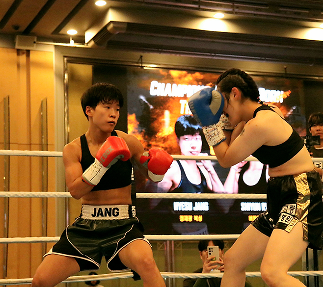 장혜수가 2025년 6월 서울특별시 스위스그랜드호텔 컨벤션홀 한국복싱커미션 여자 라이트플라이급 챔피언결정전에서 류시연을 상대하고 있다. 사진=KBM