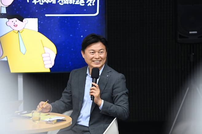 조용익 부천시장이 지난 13일 유한대학교에서 열린 영톡스클럽에서 청년들과 대화를 나누고 있다./사진제공=부천시