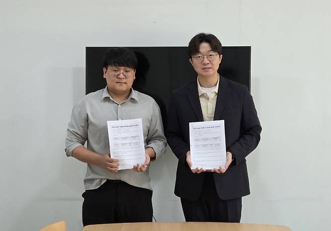 황현규 씨아이피에너지 기술이사(사진 오른쪽)가 '2025년 경상북도 혁신에너지 벤처기술 창업지원 사업' 선정에 따라 관련 협약을 맺고 포항테크노파크 관계자와 기념사진을 촬영 중이다/사진제공=씨아이피에너지