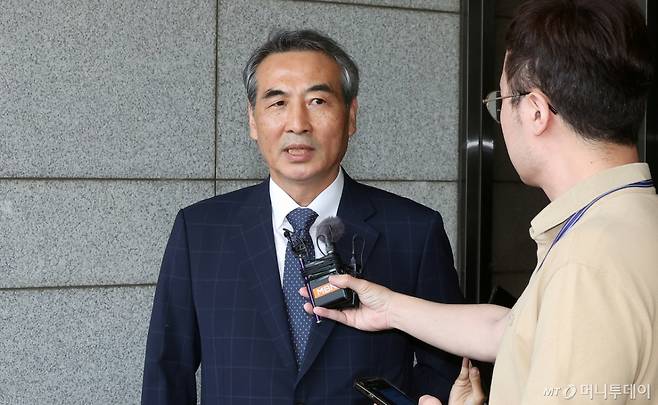 (서울=뉴스1) 김진환 기자 = 윤석열 전 대통령의 부인 김건희 여사 의혹 관련 사건을 맡은 민중기 특별검사가 18일 오후 서울중앙지방검찰청에서 박승환 검사장 직무대리와 면담을 마친 뒤 취재진 질문에 답변하고 있다. 2025.6.18/뉴스1 Copyright (C) 뉴스1. All rights reserved. 무단 전재 및 재배포, AI학습 이용 금지. /사진=(서울=뉴스1) 김진환 기자