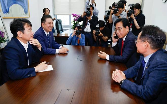 여·야가 국회 본회의 일정을 논의했지만 합의에 이르지 못해 오는 19일 재협의 한다. 사진은 김병기 더불어민주당 대표 직무대행 겸 원내대표와 송언석 국민의힘 원내대표가 18일 서울 여의도 국회에서 추경, 원구성 협상 관련 회동한 모습. 왼쪽부터 시계방향으로 문진석 원내운영수석부대표, 김 원내대표, 송 원내대표, 허영 정책수석부대표. /사진=뉴스1
