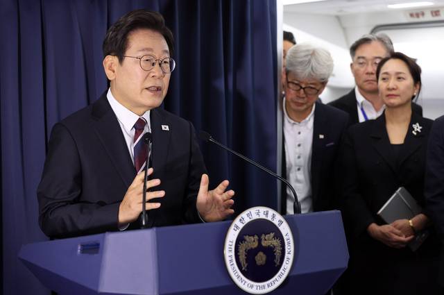 이재명 대통령이 16일(현지시간) 주요 7개국(G7) 정상회의 참석을 위해 캐나다 앨버타주 캘거리로 향하며 공군 1호기에서 기자간담회를 하고 있다. 연합뉴스