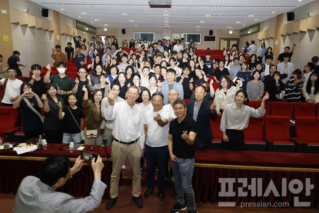 ▲안토니곰리와 참석자들이 단체 기념 촬영을 하고 있다. 2025. 06. 18 ⓒ신안군