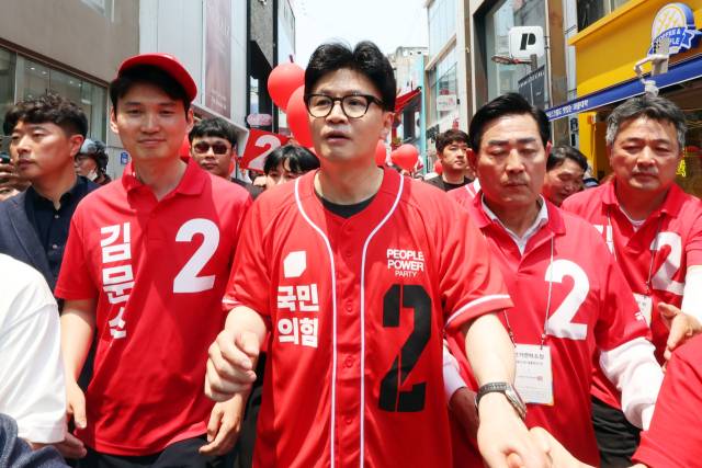 ▲6.3 대선 사전투표 첫날이었던 지난달 29일, 국민의힘 한동훈 전 대표가 광주 동구 충장로우체국 앞에서 선거유세를 하고 있다. ⓒ연합뉴스