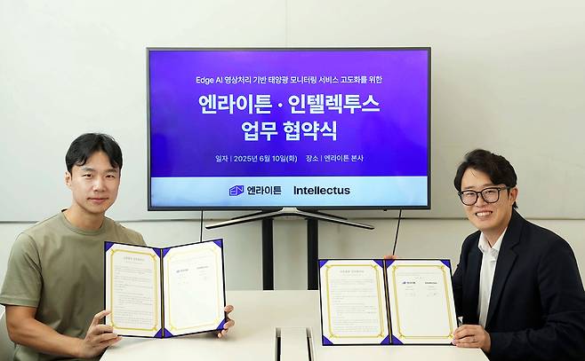 좌측부터 엔라이튼 이영호 대표, 인텔렉투스 김승욱 대표(사진=엔라이튼 제공)
