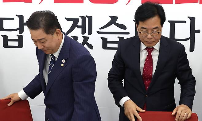 더불어민주당 김병기 당 대표 직무대행 겸 원내대표(왼쪽)가 지난 17일 국회에서 국민의힘 송언석 원내대표를 예방하고 있다. 공동취재사진