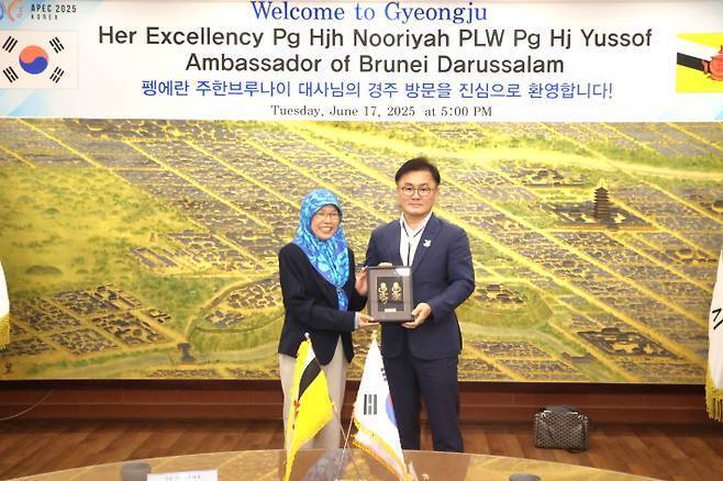 펭에란 하자 누리야 유소프 주한 브루나이 대사(왼쪽)와 송호준 경주부시장이 경주시청에서 환담을 나눈 뒤 기념품을 교환하고 있다. 경주시 제공