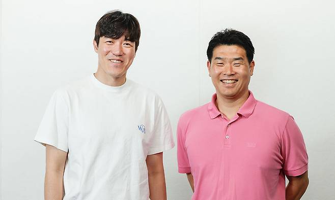 2024~2025 프로농구 챔피언을 차지한 창원 LG 조상현 감독(오른쪽)과 챔피언결정전 최우수선수 허일영이 지난달 28일 서울 용산구 세계일보를 찾아 포즈를 취했다. 조 감독은 “어려운 분위기 속에서 선수들 덕분에 끝내 이길 수 있었고 농구도 새로 배웠다”고 말했다. 최상수 기자