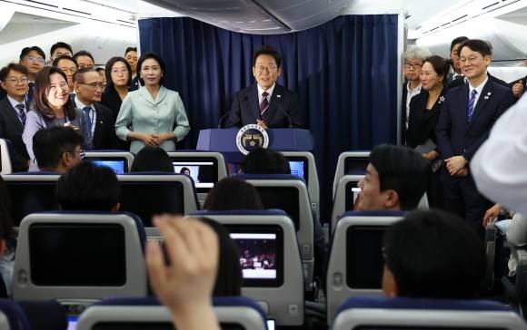 공군 1호기에서 기자간담회 - 이재명 대통령이 16일(현지시간) 주요 7개국(G7) 정상회의 참석을 위해 캐나다로 향하는 공군 1호기 안에서 기자간담회를 하고 있다. 간담회에는 김혜경 여사도 동석했다. 연합뉴스