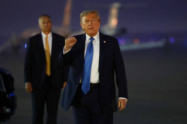 도널드 트럼프 미국 대통령이 17일(현지 시간) 캐나다에서 열린 G7 정상화의 일정 중간에 조기 귀국하는 길에 미국 메릴랜드 앤드루스 합동기지에서 주먹을 쥐어보이고 있다. 로이터연합뉴스
