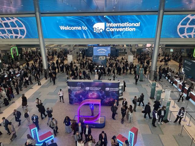 바이오USA가 16일(현지시간) 미국 보스턴 컨벤션&엑시비션 센터에서 개막한 후 참관객으로 붐비고 있다. 이정민 기자