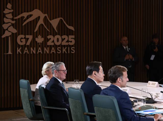 이재명 대통령이 17일(현지시간) 캐나다 앨버타주 캐내내스키스 주요 7개국(G7) 정상회의장에서 업무 오찬을 겸해 열린 G7 정상회의 확대 세션에 참석해 있다. 오른쪽부터 에마뉘엘 마크롱 프랑스 대통령, 이 대통령, 키어 스타머 영국 총리, 우르줄라 폰데어라이엔 유럽연합(EU) 집행위원장.연합뉴스