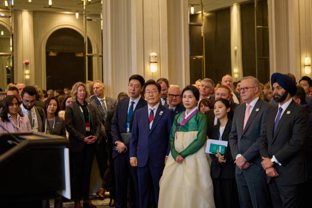 이재명 대통령과 김혜경 여사가 16일(현지시간) 캐나다 캘커리 한 호텔에서 열린 캐나다 총독 내외 주최 주요 7개국(G7) 정상회의 초청국 리셉션에 참석하고 있다. 연합뉴스