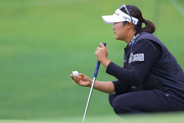 그린을 읽고 있는 유해란. 사진 제공=AFP연합뉴스