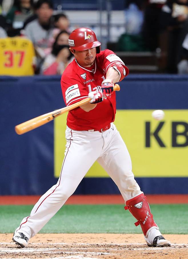 SSG 이지영은 전 소속팀 키움에 강하다. 17일 고척 키움전에서도 강세를 잃지 않으며 공격에서는 결승타를 쳤고, 수비에서는 선발투수 화이트의 무실점 투구를 이끌었다. 사진제공|SSG 랜더스