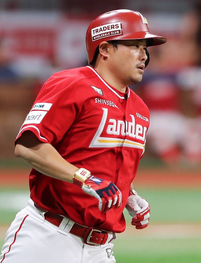 SSG 이지영은 전 소속팀 키움에 강하다. 17일 고척 키움전에서도 강세를 잃지 않으며 공격에서는 결승타를 쳤고, 수비에서는 선발투수 화이트의 무실점 투구를 이끌었다. 사진제공|SSG 랜더스