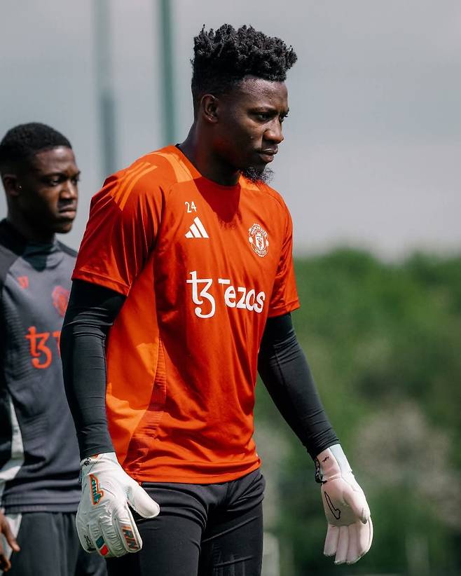 브렌트포드의 멀티 공격수 음뵈모가 차기 행선지를 놓고 고민하는 가운데, 카메룬대표팀에서 음뵈모와 함께 하는 맨유 골키퍼 오나나가 국가대표 동료의 설득에 나서 눈길을 끈다. 사진출처|맨체스터 유나이티드 페이스북