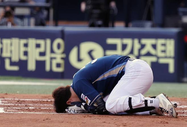 NC 박건우가 17일 잠실구장에서 열린 LG전에서 2회초 도중 머리에 공을 맞아 크게 괴로워하고 있다. NC는 17일까지 올해 67경기에서 66개의 팀 사구를 기록했다. 10개 구단 중 압도적인 1위 기록이다. 경기에 나서는 선수들은 “예민해질 수밖에 없다”며 답답함을 토로했다. 잠실|뉴시스