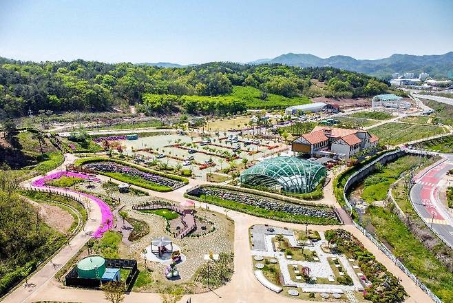 영동 레인보우힐링관광지의 대표시설 중 하나인 과일나라 테마공원 전경 사진제공|영동군