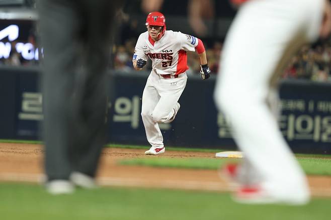 KIA 김호령은 이범호 KIA 감독의 조언에 힘입어 타격 발전을 이뤄냈다. 부상자가 많은 KIA 타선에 활력을 불어넣고 있다. 사진제공|KIA 타이거즈