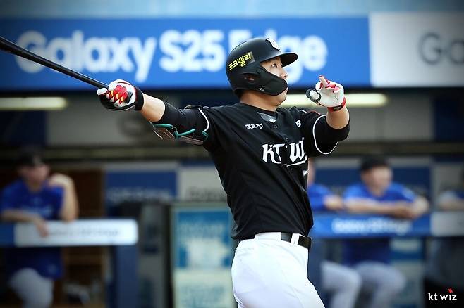 ▲ 롯데와 트레이드로 영입한 이정훈은 kt 타선에 힘을 불어넣으며 꾸준한 타격감을 이어 가고 있다 ⓒkt위즈