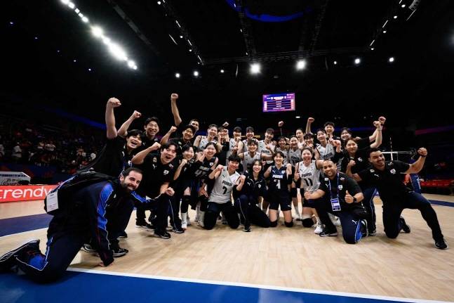 여자배구 대표팀이 승리 후 함께 포즈를 취하고 있다. /사진=FIVB 제공