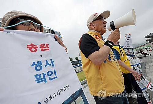 납북자가족모임의 호소 (서울=연합뉴스) 김인철 기자 = 최성룡 납북자가족모임 대표가 16일 서울 종로구 정부서울청사 앞에서 기자회견을 열고 대북전단 살포 이유와 내용 등에 관해 설명하며 납북된 가족들의 생사 확인 요청을 호소하고 있다. 2025.6.16