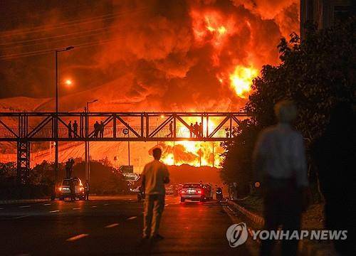 이란 수도 테헤란 외곽 유류 저장고 화재 (테헤란 UPI=연합뉴스) 2025년 6월 15일 새벽 이란 수도 테헤란 외곽의 한 유류 저장고에서 이스라엘군의 공습으로 대형 화재가 난 모습. (Photo by Ahmad Hatefi /UPI) 2025.6.16.
