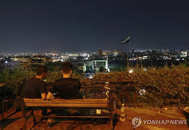 시리아의 '구경꾼' (다마스쿠스 AP=연합뉴스) 16일 밤 시리아의 공원에서 사람들이 이스라엘을 향한 이란 미사일 발사를 지켜보기 위해 기다리고 있다.