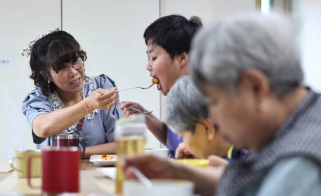 ▲ '요셉의집'에서 사회복지사가 이용자들의 점심 식사를 챙기고 있다. 시설에 있는 이들은 장애 정도가 심한 만큼, 사회복지사 1명 당 4명 정도로 매 끼니를 도와야 한다. /김철빈 기자 narodo@incheonilbo.com