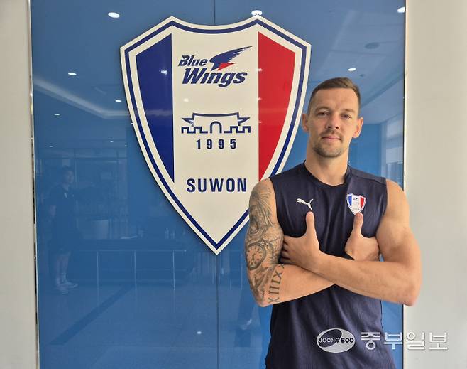 18일 화성 수원삼성클럽하우스에서 진행된 중부일보와의 인터뷰에서 일류첸코가 포즈를 취하고 있다. 이건우기자