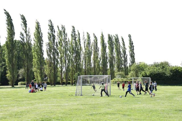 지난 18일(현지시간) 덴마크 코펜하겐의 상징적인 랜드마크인 ‘발비파르켄 자연 놀이터(Valbyparken Natural Playground)’에서 아이들이 마음껏 뛰어놀고 있다./이민영 기자/