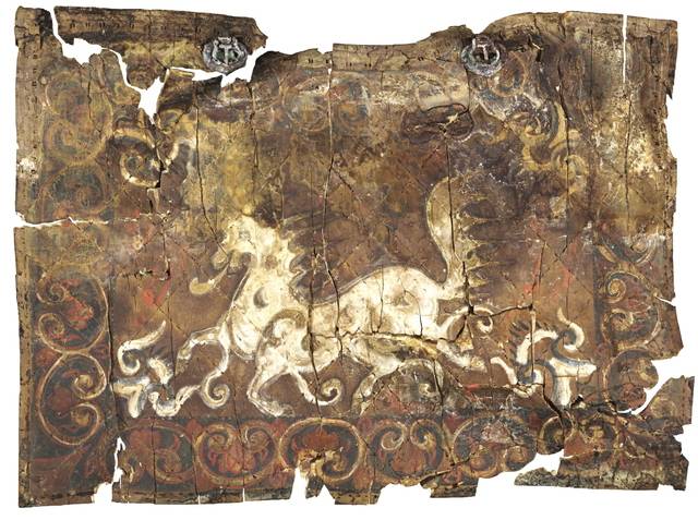 155호 고분에서 금관과 함께 출토된 천마도.