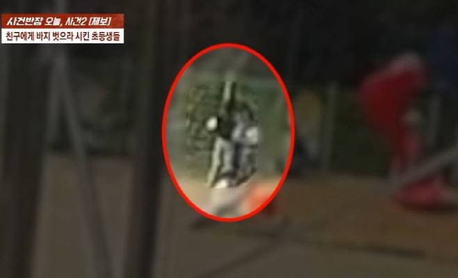 초등학교 2학년 학생들이 지적장애를 앓고 있는 아이를 데리고 다니는 CCTV 장면. (사진=JTBC 사건반장 캡처)