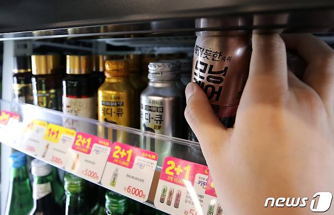 한 시민이 편의점에 진열된 숙취해소제를 고르고 있다. /뉴스1 ⓒ News1 김진환 기자