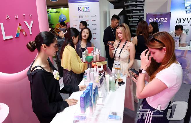 19일 서울 송파구 올림픽공원 핸드볼경기장에서 열린 2025 마이케이 페스타에서 외국인 등이 전시·체험부스를 살펴보고 있다. 2025.6.19/뉴스1 ⓒ News1 김명섭 기자