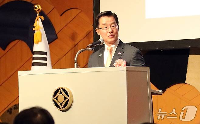 박철희 주일대사가 19일 일본 도쿄 뉴오타니 호텔에서 열린 주일 한국대사관 주최 '한일 국교정상화 60주년 기념' 리셉션에서 인사말 하고 있다. 2025.06.19/뉴스1 ⓒNews1 노민호 기자