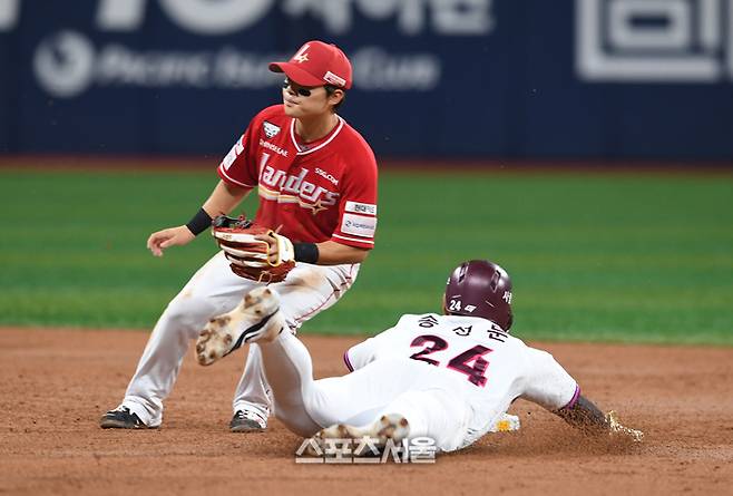 키움 송성문(오른쪽)이 32연속 도루에 성공한 모습. 고척 | 박진업 기자 upandup@sportsseoul.com