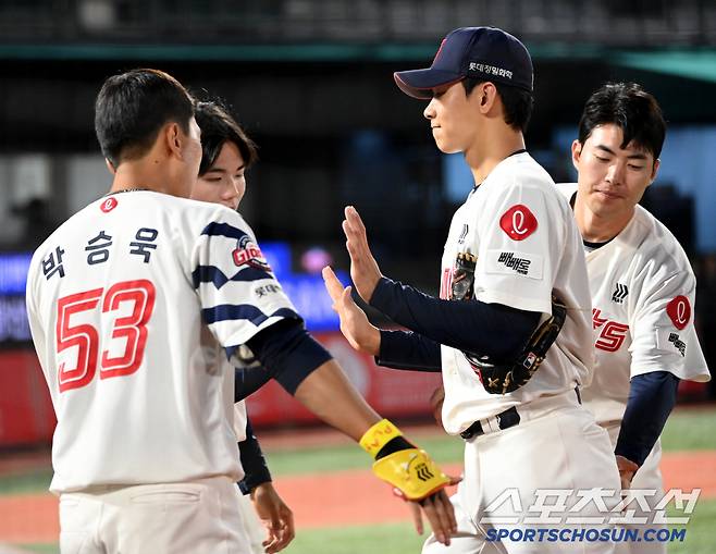 18일 부산 사직야구장에서 열린 한화와 롯데의 경기, 5회초 롯데 홍민기가 마운드를 내려가고 있다. 부산=허상욱 기자wook@sportschosun.com/2025.06.18/