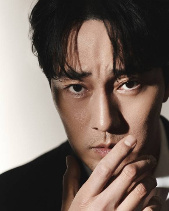 배우 소지섭이 넷플릭스 오리지널 시리즈 '광장'을 통해 13년 만에 정통 누아르 액션 연기에 나섰다. 이에 다시 한번 자신의 진가를 입증한 그는 전 세계 시청자들의 호평을 얻고 있다. /넷플릭스