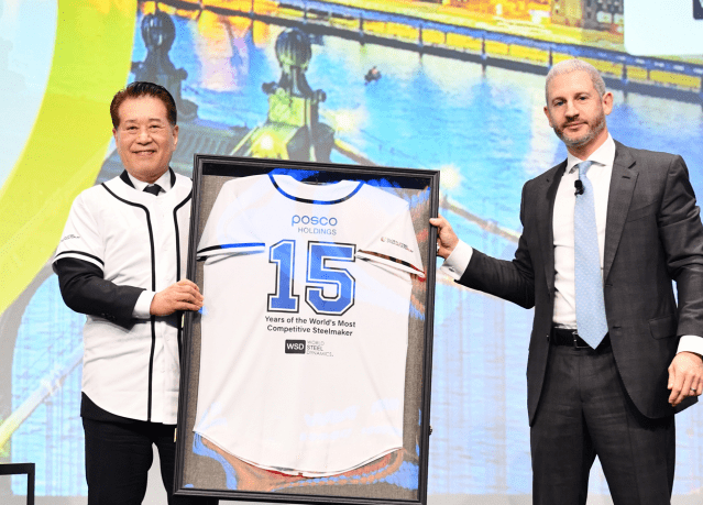 18일(현지시각) 미국 뉴욕에서 열린 WSD 포럼에서 장인화 포스코그룹 회장(사진 왼쪽)이 필립 엥글린 WSD CEO로부터 야구복으로 특별 제작한 WSD 명예의 전당 기념액자를 전달 받은 뒤 기념촬영을 하고 있다. (사진=포스코홀딩스)