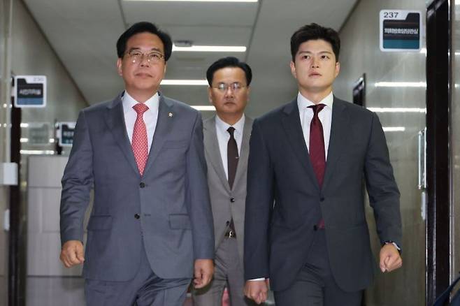 국민의힘 김용태 비상대책위원장(오른쪽)과 송언석 원내대표가 19일 서울 여의도 국회에서 열린 "비리백화점 이재명 정부 인사청문회 대책회의"에 참석하고 있다. 연합뉴스