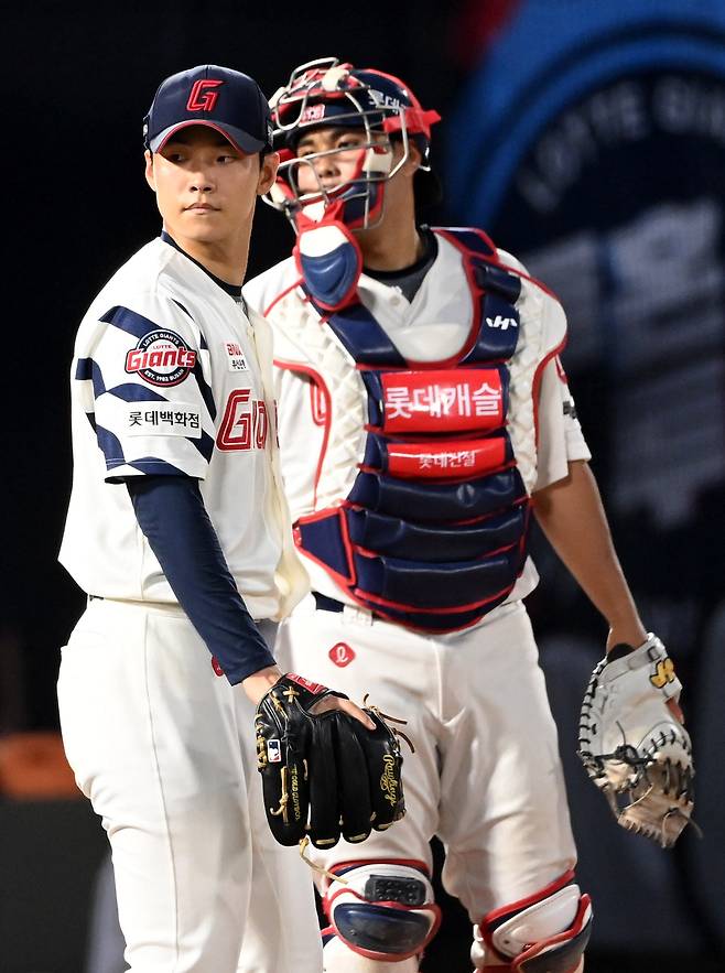 18일 부산 사직야구장에서 열린 한화와 롯데의 경기, 5회초 롯데 홍민기-박재엽 배터리가 교체를 위해 마운드에 오르는 주형광 투수코치를 바라보고 있다. /허상욱 스포츠조선 기자