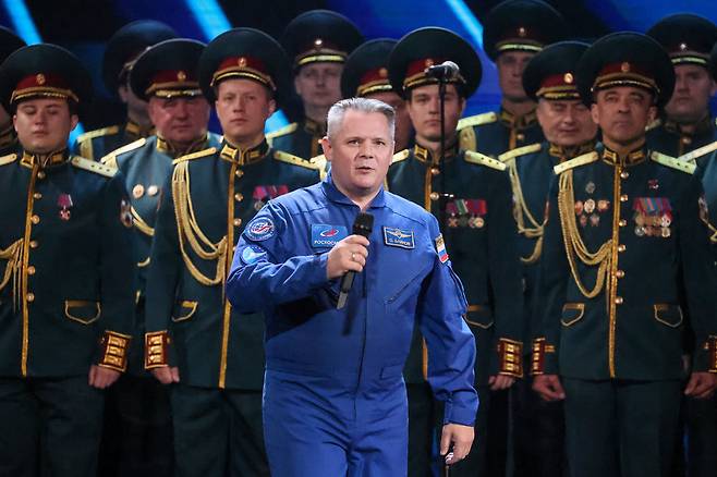 러시아 우주 비행사 올렉 블리노프가 지난 9일 러시아 군합창단과 함께 러시아 국영방송이 '러시아의 날'을 맞아 개최한 시상식장(모스크바 볼쇼이 극장) 무대에 등장하고 있다. /타스 연합뉴스