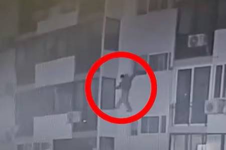 지난달 27일 자정쯤 안동의 한 아파트에 괴한이 침입하고 있다. 3층에서 4층 사이 복도 창문을 통해 피해자가 사는 집으로 침입하기까지 시간은 단 15초였다. /독자 제공