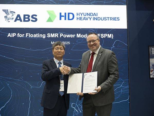 원광식(왼쪽) HD현대중공업 해양에너지사업본부장과 패트릭 라이언 미국 선급협회(ABS) 선임 부사장이 기념 사진을 찍고 있다./ABS 제공