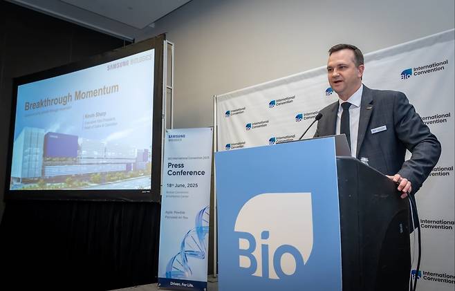 케빈 샤프 삼성바이오로직스 세일즈앤드오퍼레이션 담당 부사장은 18일(현지 시각) 미국 보스턴 ‘2025 바이오 인터내셔널 컨벤션(바이오USA)’에서 진행된 기자 간담회에서 "삼성바이오로직스는 항체·올리고뉴클레오타이드접합체(AOC) 등 다양한 모달리티로 사업을 확대해 나갈 것"이라고 말했다./삼성바이오로직스